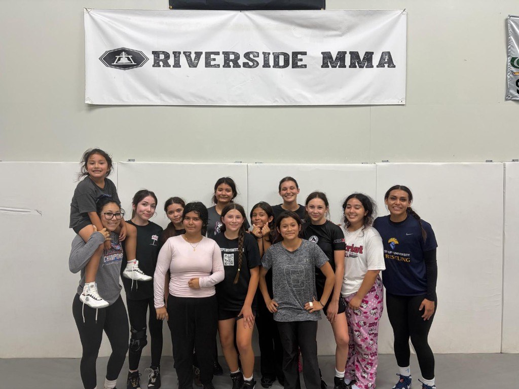 SIU Wrestling girls team at Riverside MMA